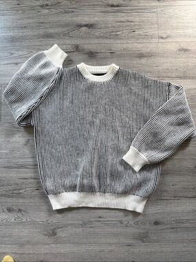 HALARA Black and White Ribbed Crewneck Sweater
